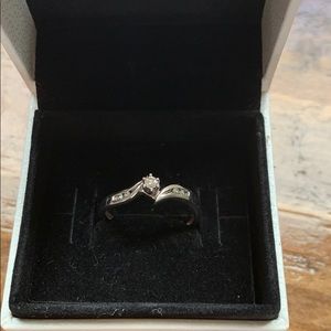 Diamond ring in white gold